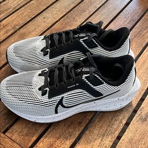 Nike Pegasus 40 Lightweight Running Shoes - White/Black Sz 6 gently worn inside